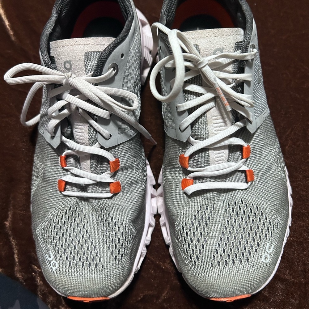 ON Women’s cloud X sneakers